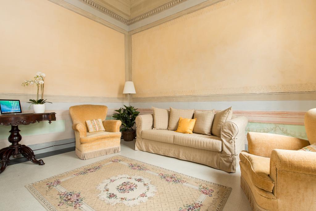 Hotel Palazzo Piazza Mazzini Pescia Zimmer foto